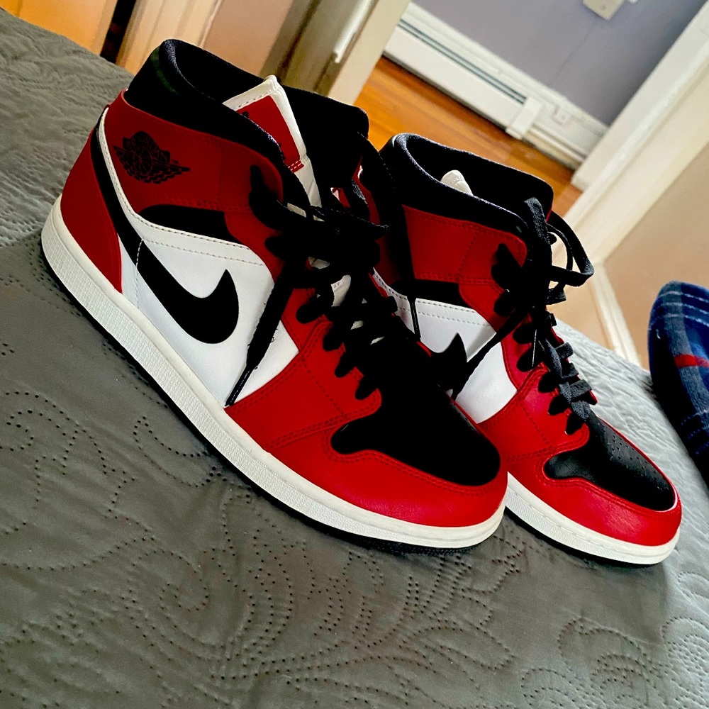 Jordan 1 mids chicago toe